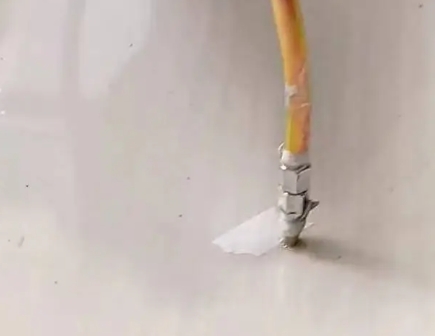 金塔瓷砖空鼓维修公司专业解答在瓷砖铺贴过程中，如果使用的砂料过粗（如全部使用了粗砂），可能会导致以下问题